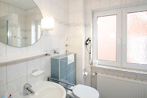 Badezimmer mit Dusche